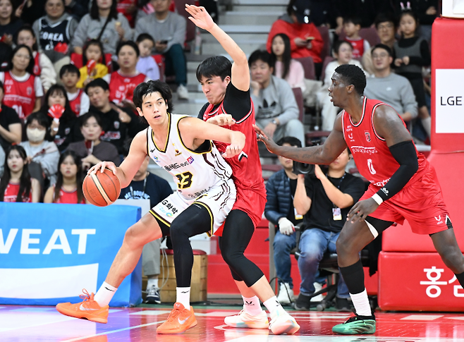 창원 LG 칼 타마요가 16일 안양 정관장아레나에서 열린 2025~26 프로농구 정규시즌 안양 정관장과의 원정 경기에서 한승희를 상대로 공격하고 있다. KBL 제공