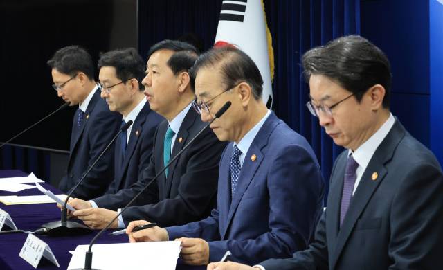 구윤철 경제부총리 겸 기획재정부 장관이 지난달 15일 서울 종로구 정부서울청사에서 주택시장 안정화 대책을 발표하고 있다. 왼쪽부터 임광현 국세청장, 윤창렬 국무조정실장, 구 부총리, 김윤덕 국토교통부 장관, 이억원 금융위원회 위원장. 연합뉴스