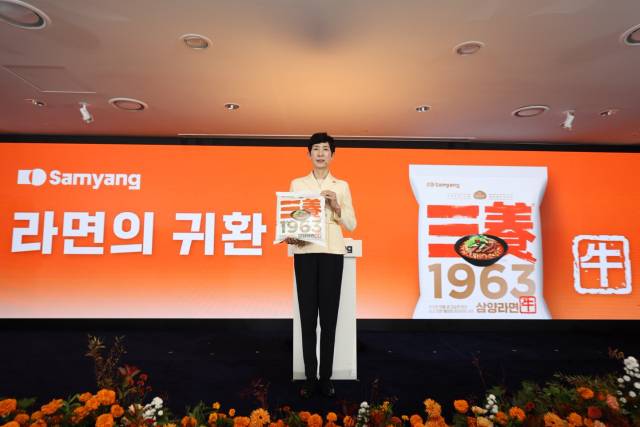 김정수 삼양식품 부회장이 이달 3일 신제품 발표회에서 ‘삼양1963’을 소개하고 있다. 사진 제공=삼양식품