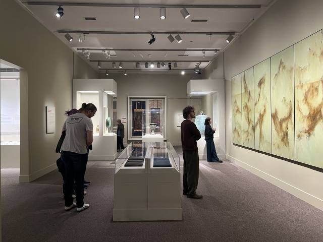 미 워싱턴DC 스미스소니언 국립아시아미술관에서 15일(현지 시간) ‘한국의 보물’전이 개막한 가운데 관람객들이 작품을 감상하고 있다. 이태규 특파원