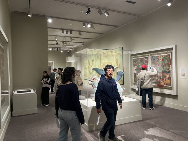 미 워싱턴DC 스미스소니언 국립아시아미술관에서 15일(현지 시간) ‘한국의 보물’전이 개막한 가운데 관람객들이 작품을 감상하고 있다. 이태규 특파원