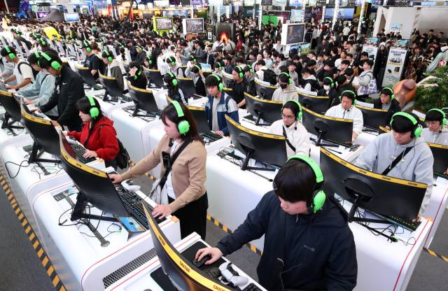 13일 부산 해운대구 벡스코에서 열린 국내 최대 게임전시회 '지스타 2025'에서 관람객들이 ‘일곱개의 대죄: 오리진’을 즐기고 있다. 뉴스1