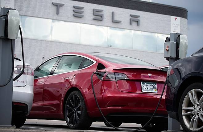 테슬라는 ESG 평가에서 좋은 결과를 얻기 위해 다양한 노력을 기울인 끝에 2023년 다시 S&P ESG 500지수에 편입됐다. 뉴시스