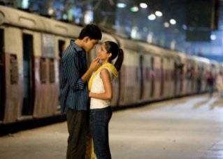 영화 ‘슬럼독 밀리어네어’에서 퀴즈 쇼에서 우승한 자말이 기차역에서 라티카를 만나는 장면. IMDB&nbsp;