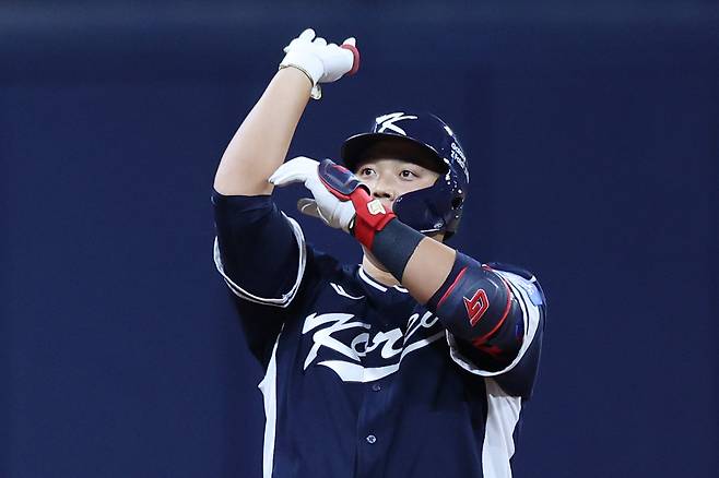 한동희(사진)는 ‘K-베이스볼 시리즈’가 열린 도쿄서 롤모델 이대호를 만나 아낌없는 칭찬을 받았다. 갈고닦은 기량을 국제경기와 내년 증명하겠다는 각오다.｜뉴시스