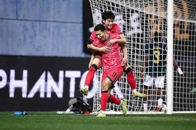 축구국가대표팀 공격형 미드필더 배준호(뒤)가 14일 대전월드컵경기장에서 열린 볼리비아와 평가전에서 후반 44분 조규성(앞)의 추가골이 터지자 축하를 건네고 있다. 최근 엄지성, 양민혁과 함께 대표팀 조커로 거론되고 있는 그는 탈압박과 전방압박 능력이 장점이다. 조커로서 쓰임새는 과거 선배들 못지않다. 사진제공│대한축구협회