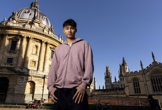 한 윌호프트-킹이 옥스포드대학교에서 사진을 찍고 있다. 가디언