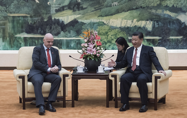 시진핑 중국 국가주석(오른쪽)과 지아니 인판티노 국제축구연맹(FIFA) 회장이 2017년 6월 베이징 인민대회당에서 회담하고 있다. 게티이미지