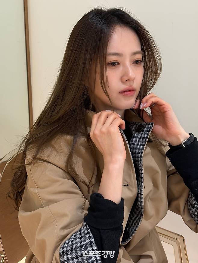 포즈를 취하고 있는 배우 고아라. 본인 인스타그램 계정