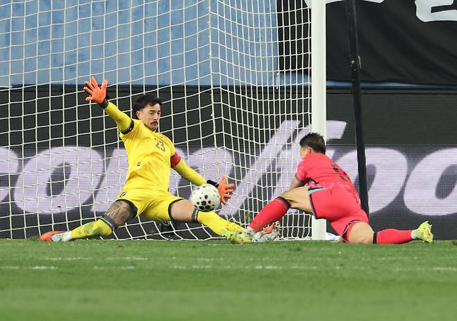 한국 축구대표팀 조규성(오른쪽)이 지난 14일 대전월드컵경기장에서 열린 A매치 평가전 볼리비아와 경기에서 쓰러질 듯한 자세를 이겨내고 골을 성공시키고 있다. 연합뉴스