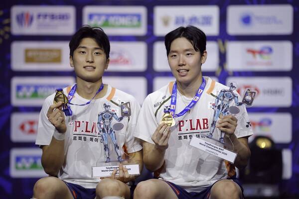 ▲ indoors competition racket shuttlecock