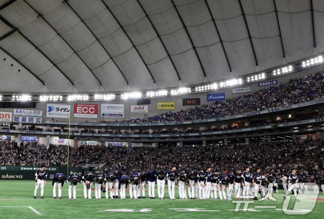 류지현 감독이 이끄는 야구 국가대표 선수들이 15일 오후 일본 도쿄돔에서 열린 월드베이스볼클래식(WBC) 대비 평가전 '2025 케이 베이스볼 시리즈(K-BASEBALL SERIES)' 일본과의 1차전 경기에서 일본에 11대 4로 역전패한 뒤 팬들에게 인사하고 있다. /사진=뉴스1