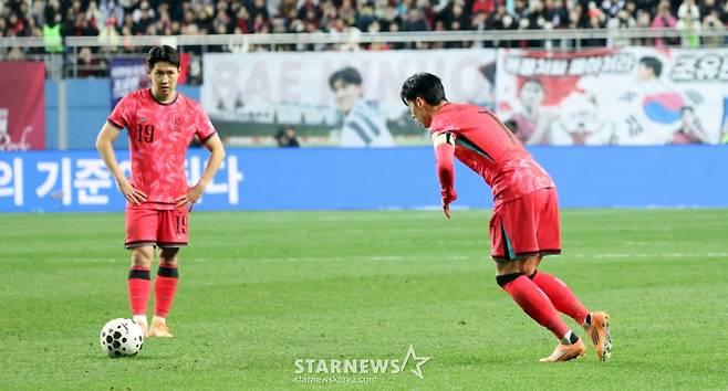 축구 대표팀 주장 손흥민(오른쪽)이 14일 대전월드컵경기장에서 열린 볼리비아와의 친선경기에서 프리킥을 차고 있다. /사진=강영조 선임기자