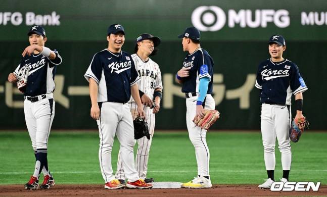 4심들이 논의하고 있는 동안 박해민(왼쪽부터)을 비롯해, 문보경, 노무라, 안현민, 신민재가 대화를 하고 있다.