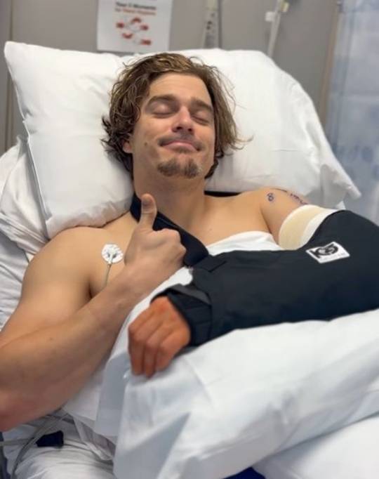 키케 에르난데스가 팔꿈치 수술을 받은 뒤 엄지를 치켜세우고 있다. /사진=키케 에르난데스 갈무리