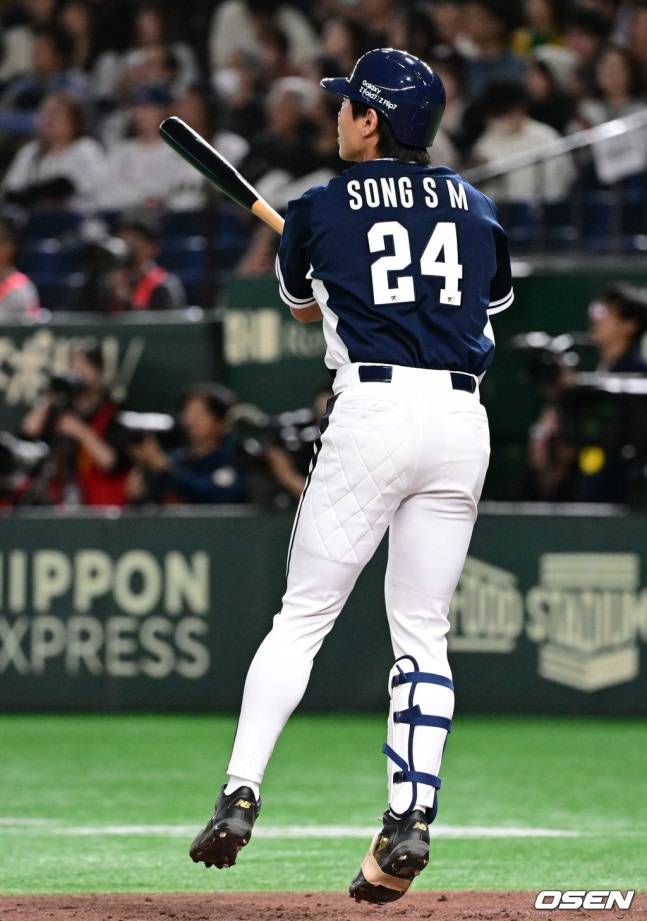 타구를 바라보는 송성문.