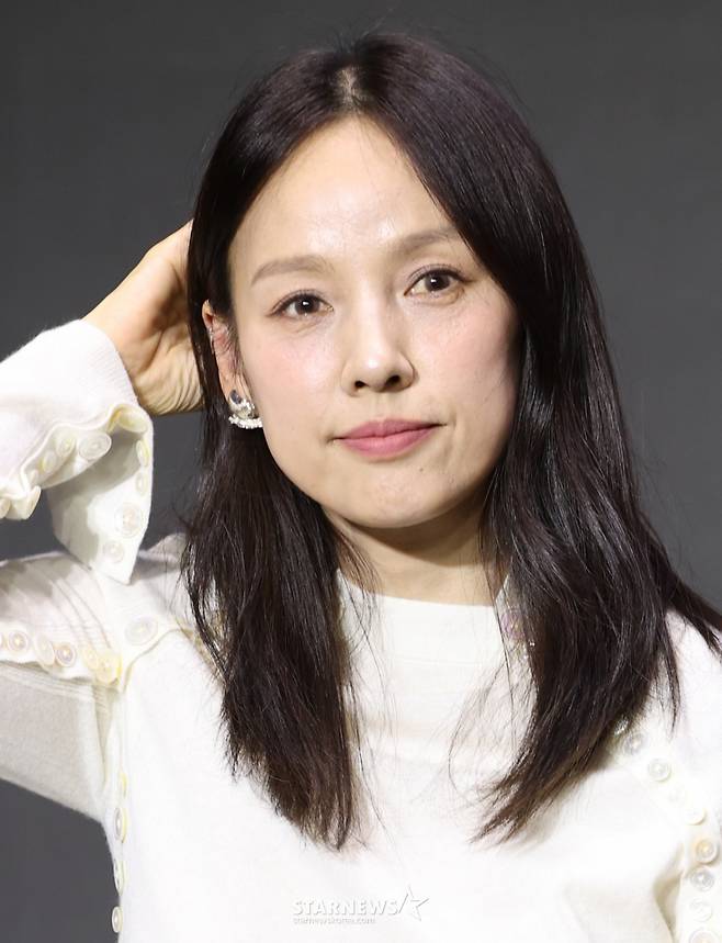 (서울=뉴스1) 권현진 기자 = 가수 이효리가 1일 서울 광진구 풀만 앰버서더 서울 이스트폴에서 열린 쿠팡플레이 '저스트 메이크업' 제작발표회에 참석해 매력을 발산하고 있다.  '저스트 메이크업'은 대한민국을 넘어 세계적으로 K-뷰티를 대표하는 메이크업 아티스트들이 자신만의 색깔로 치열하게 맞붙는 초대형 메이크업 서바이벌 프로그램으로 이효리가 MC를 맡았다. 2025.10.1/뉴스1  Copyright (C) 뉴스1. All rights reserved. 무단 전재 및 재배포,  AI학습 이용 금지. /사진=(서울=뉴스1) 권현진 기자