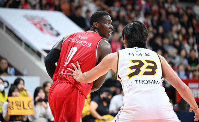 칼 타마요(오른쪽)가 오브라이언트를 막아서고 있다. /사진=KBL 제공