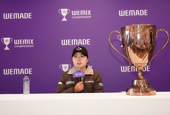 홍정민이 위믹스 챔피언십 우승 후 기자회견에서 발언하고 있다. /사진=위메이드 제공