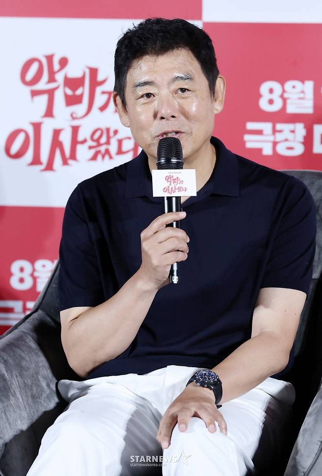 배우 성동일이 9일 서울 용산구 CGV용산아이파크몰에서 진행된 영화 '악마가 이사왔다(이상근 감독)' 제작보고회에 참석해 질의응답을 하고 있다. /2025.07.09 /사진=김휘선 hwijpg@
