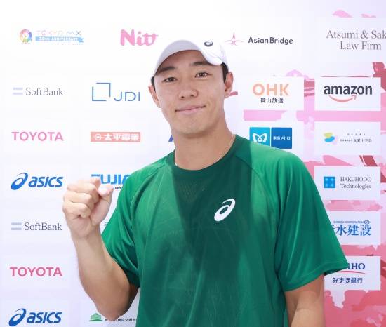 일본 아리아케 테니스파크에서 열린 예선 1라운드(64강)경기를 마친 이덕희 선수가 인터뷰 중 화이팅 포즈를 취하고 있다.