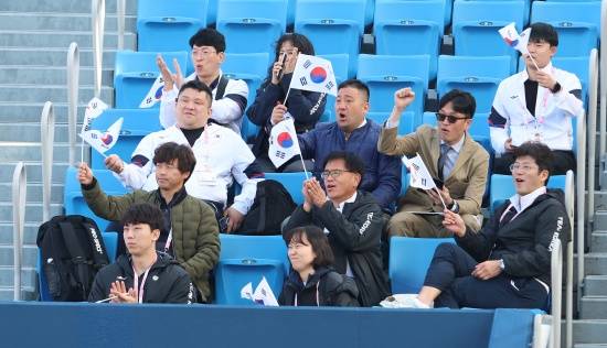 일본 아리아케 테니스파크에서 열린 예선 1라운드(64강)경기에서 대한민국 선수단 지원단이 응원하고 있다.