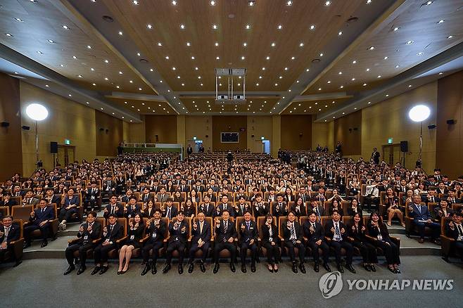 이재명 대통령, 예비 공무원과 함께 (서울=연합뉴스) 이재명 대통령이 14일 충북 진천 국가공무원인재개발원에서 70기 5급 신임관리자과정 교육생들을 대상으로 '국민주권시대, 공직자의 길'을 주제로 특강을 마친 뒤 기념촬영을 하고 있다. 2025.7.14 [대통령실 제공. 재판매 및 DB 금지] photo@yna.co.kr