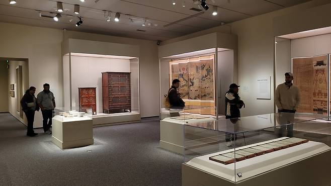美워싱턴서 열린 '이건희 컬렉션' 특별전 (워싱턴=연합뉴스) 김동현 특파원 = 15일(현지시간) 미국 워싱턴DC의 국립아시아예술박물관에서 열린 '한국의 보물: 모으고, 아끼고, 나누다' 특별전에서 관람객들이 전시품을 보고 있다. 2025.11.15