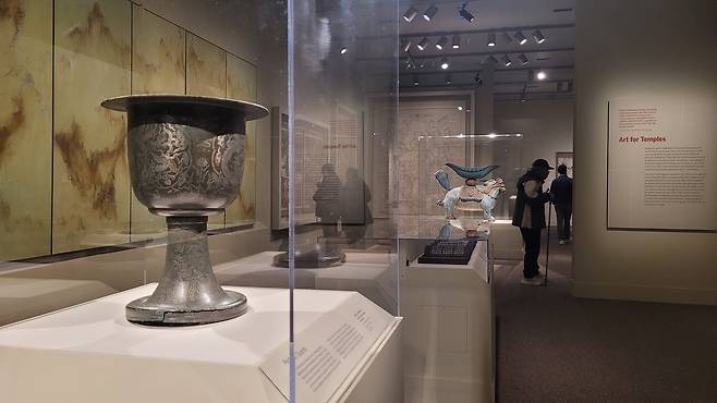 美워싱턴서 열린 '이건희 컬렉션' 특별전 (워싱턴=연합뉴스) 김동현 특파원 = 15일(현지시간) 미국 워싱턴DC의 국립아시아예술박물관에서 열린 '한국의 보물: 모으고, 아끼고, 나누다' 특별전에서 관람객들이 전시품을 보고 있다. 2025.11.15