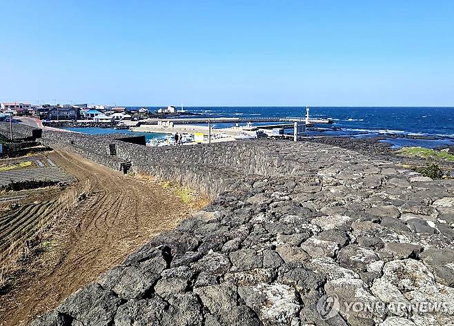 제주 별방진 제주시 구좌읍 하도리 별방진. 조선 중종때 쌓은 해안 방어 성곽. 별방은 하도의 옛 지명이다. 숙종 때 제주목사 이형상의 순력을 기록한 탐라순력도에 별방성에서 군사훈련을 하는 장면이 별방조점이란 이름으로 그려져 있다. 약950m 정도의 현무암 성곽이 남아있다. 2025.10.26. [연합뉴스 자료사진]