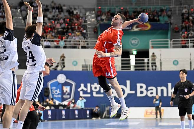 15일 두산 전에서 슛을 던지는 SK 프란시스코 [한국핸드볼연맹 제공. 재판매 및 DB 금지]