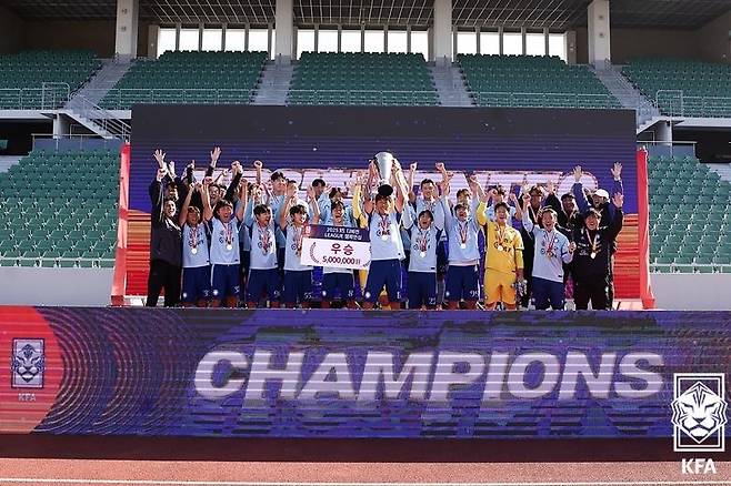 2025 K5 챔피언십 정상에 오른 TNTFC의 우승 세레머니 장면. [대한축구협회 제공. 재판매 및 DB 금지]