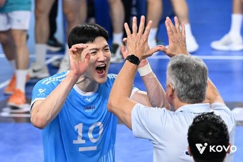 환호하는 대한항공 정지석(왼쪽) [한국배구연맹 제공. 재배포 및 DB 금지]