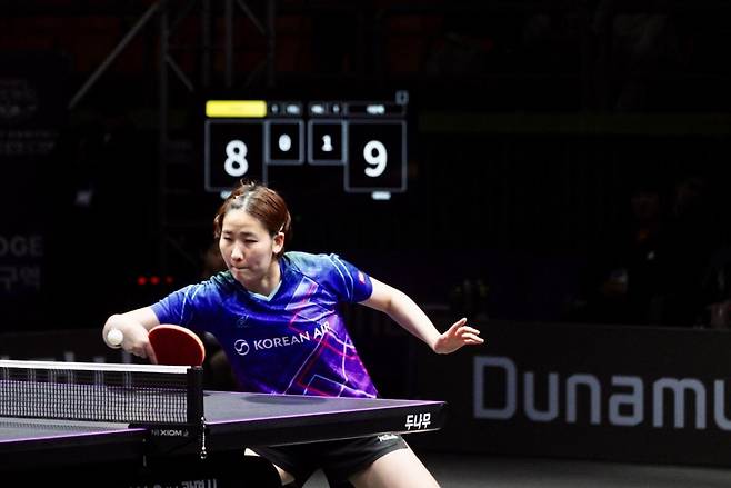 백핸드 공격 펼치는 이은혜 [촬영 이동칠]