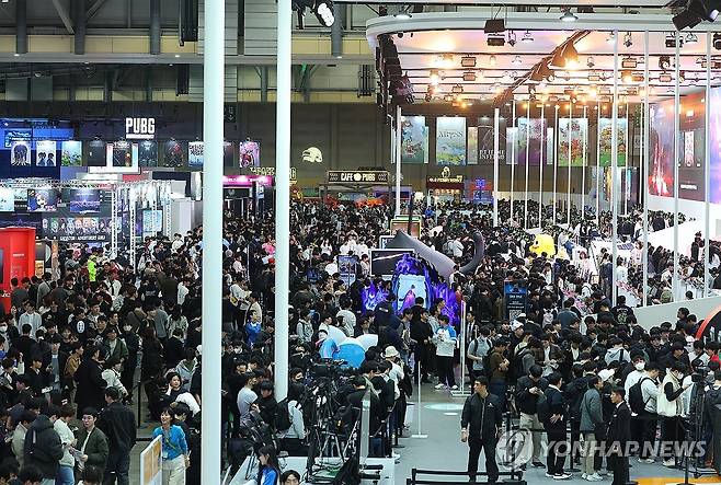 뜨거운 지스타 열기 (부산=연합뉴스) 손형주 기자 = 13일 오전 부산 벡스코에서 개막한 국내 최대 게임쇼 2025 지스타가 관람객들로 북적이고 있다. 지스타는 오는 16일까지 총 44개국, 1천273개사, 3천269부스 규모로 열린다. 2025.11.13 handbrother@yna.co.kr