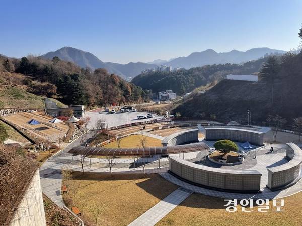 비가림막 설치 필요성 등 일부 시설에 대한 불만이 나오고 있는 가평추모공원. 2025.11 .15 가평/김민수기자 kms@kyeongin.com