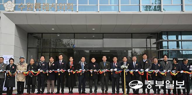 17일 오전 수원시 팔달구 수원시청 옆에 자리한 수원시의회 신청사 개청식에서 이재식 수원시의회 의장, 이재준 수원시장, 시·도의원 등 내빈들이 테이프 커팅식을 진행하고 있다. 김경민기자