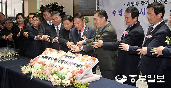 17일 오전 수원시 팔달구 수원시청 옆에 자리한 수원시의회 신청사 개청식에서 이재식 수원시의회 의장, 이재준 수원시장, 시·도의원 등 내빈들이 케이크 커팅식을 진행하고 있다. 김경민기자