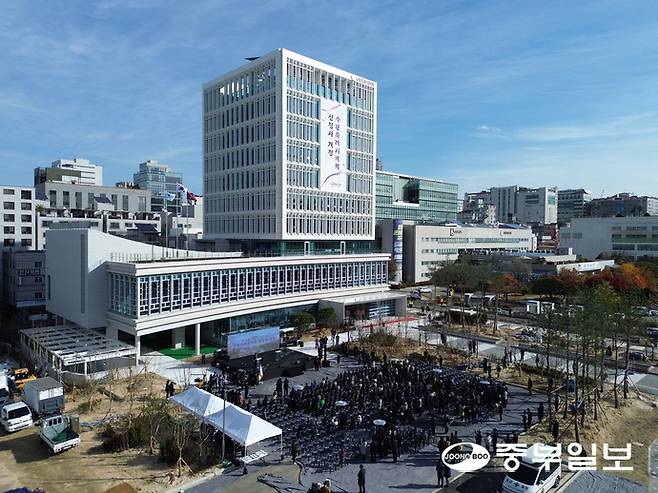수원시의회가 73년만에 수원시청과 청사 공유를 끝내고 단독 의회 청사를 신설해 개청식을 열었다. 사진은 17일 오전 수원시 팔달구 수원시청 옆에 자리한 수원시의회 신청사의 전경과 개청식이 열리고 있는 모습. 김경민기자