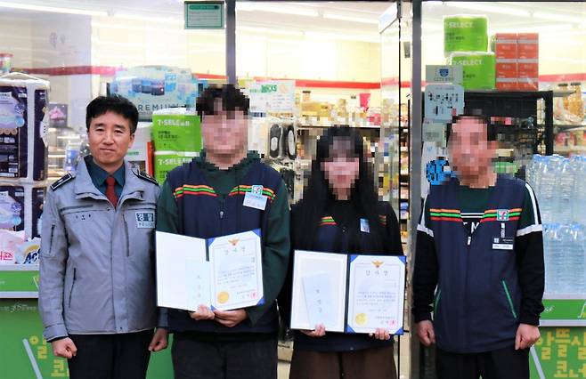 부천원미경찰서가 기지를 발휘해 '로맨스 스캠' 피해를 막은 공로자에게 포상금을 전달하고 있다. <부천원미경찰서 제공>