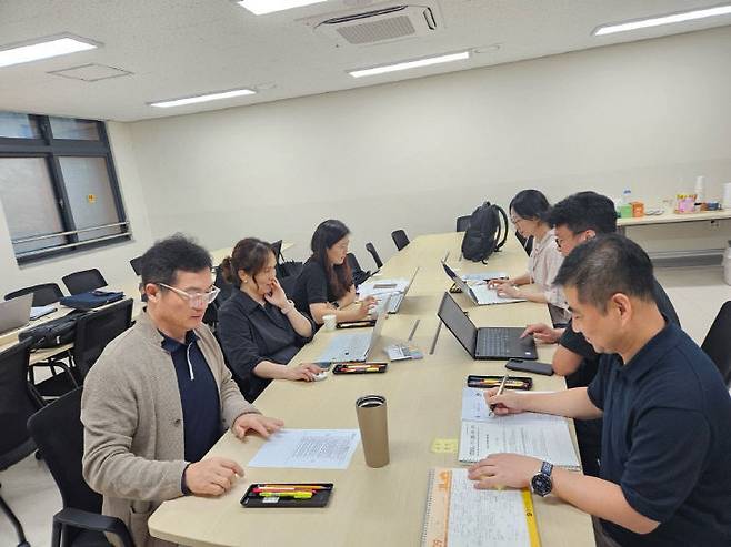개발진으로 참여한 공직자들이 미래 과제 해결에 한걸음씩 나아가고 있는 모습.