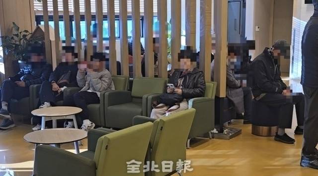 17일 전주시의 한 병원에서 진료를 기다리고 있는 환자들. /김문경 기자