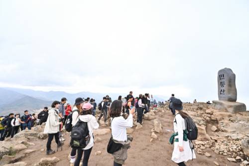 ◇ ‘제30회 민둥산은빛억새축제’가 지난달 2일부터 지난 15일 폐막식까지 해발 1,119m의 민둥산 은빛억새밭과 민둥산운동장 일원에서 펼쳐지며 45일간의 가을 향연의 막을 내렸다.