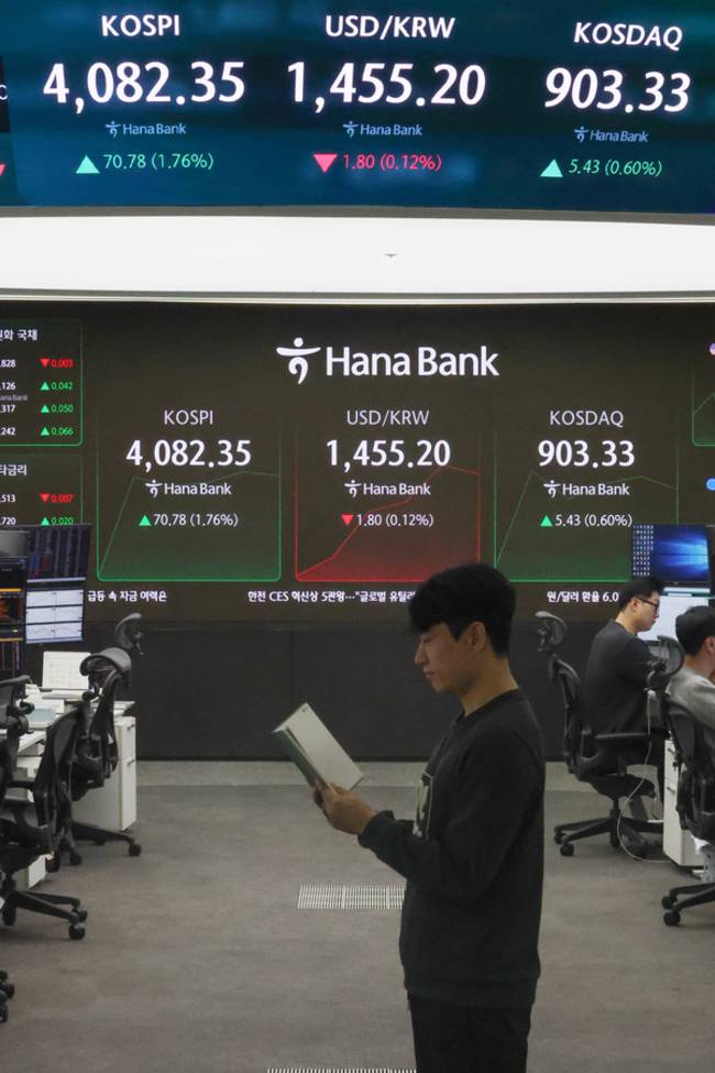 (서울=연합뉴스) 서대연 기자 = 17일 오전 서울 중구 하나은행 본점 딜링룸 현황판. 이날 코스피는 전장보다 67.00p(1.67%) 오른 4,078.571로 출발했다.