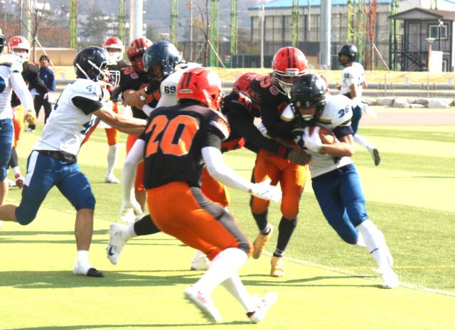 경북대 수비수 이언석(20번) 등이 16일 군위 종합경기장에서 열린 제65회 전국 대학 미식축구 선수권 준결승에 출전해 한양대의 공세를 저지하려 하고 있다. 대구경북 미식축구협회 제공