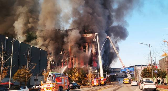 지난 15일 오전 충남 천안시 동남구 풍세면 이랜드패션 물류센터에서 불이 나 소방당국이 진화 작업을 펼치고 있다. 연합뉴스