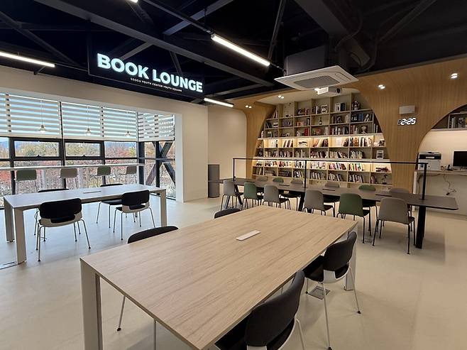 17일 오후 찾은 대구 서구 청년마당 내 조성된 북라운지. 구경모기자