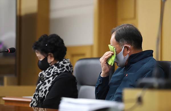 제주4·3 직권재심 재판에서 눈물을 흘리고 있는 희생자 유족. 사진=헤드라인제주DB