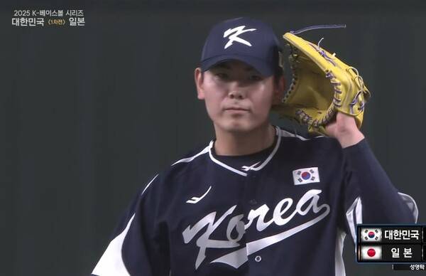 성영탁이 피치컴 내용을 귀기울여 듣고 있다. (사진=네이버 중계 갈무리)