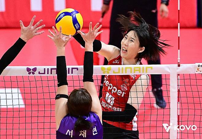 페퍼저축은행 박정아가 올 시즌 2라운드 흥국생명전에서 공격하고 있는 모습. KOVO 제공